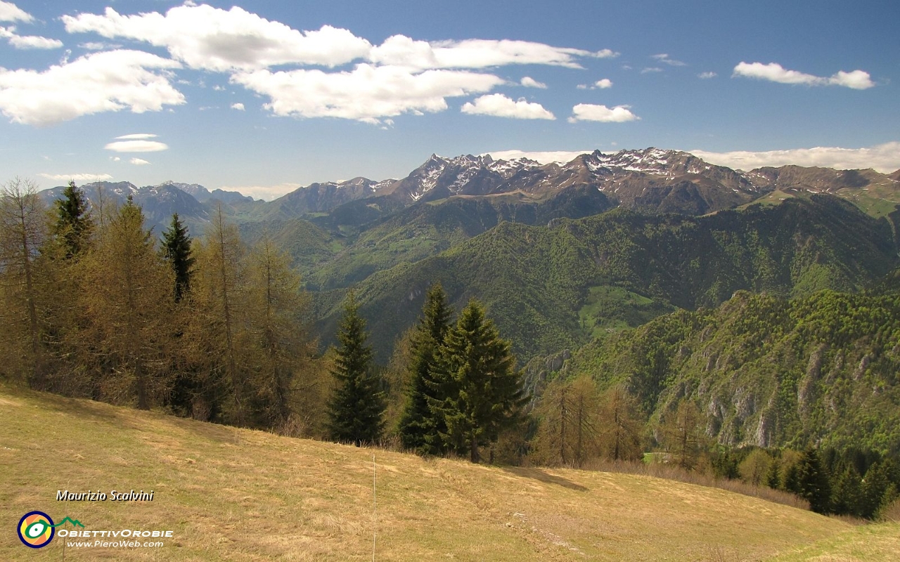 76 Ultimo sguardo al panorama occidentale, è quasi ora di scollinare verso Fondra....JPG